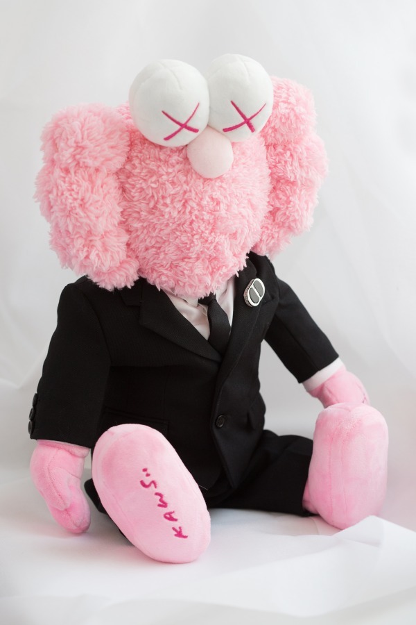 ディオール×KAWS、バッテン目の“BEE”モチーフ メンズ向けバッグが登場