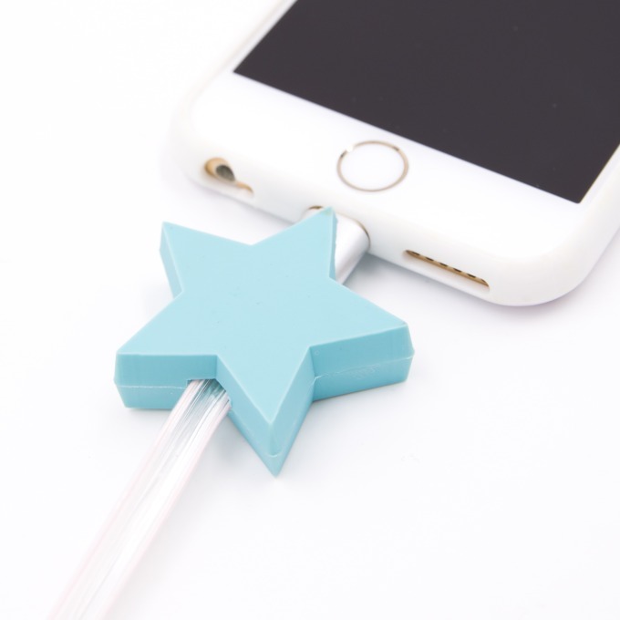 アイフォリア」のiPhoneアクセサリー、星モチーフ付の光るケーブル