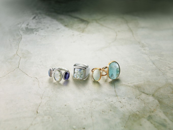 アガット新作ジュエリー、唯一無二の輝きを放つ“ローマンガラス”の