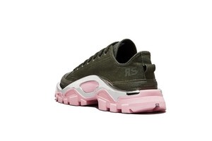 アディダス バイ ラフ・シモンズのスニーカー「デトロイト ランナー