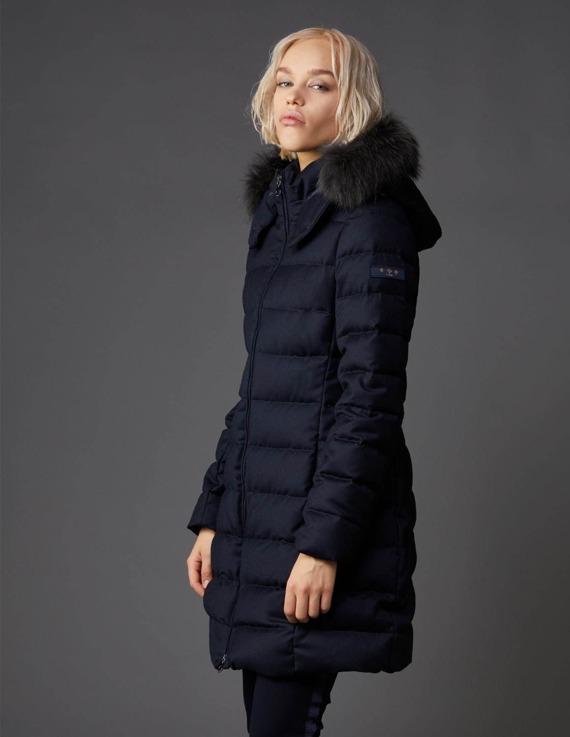 タトラス2019秋冬ダウンジャケット“ポンチョ型”ウィメンズや“スーツに