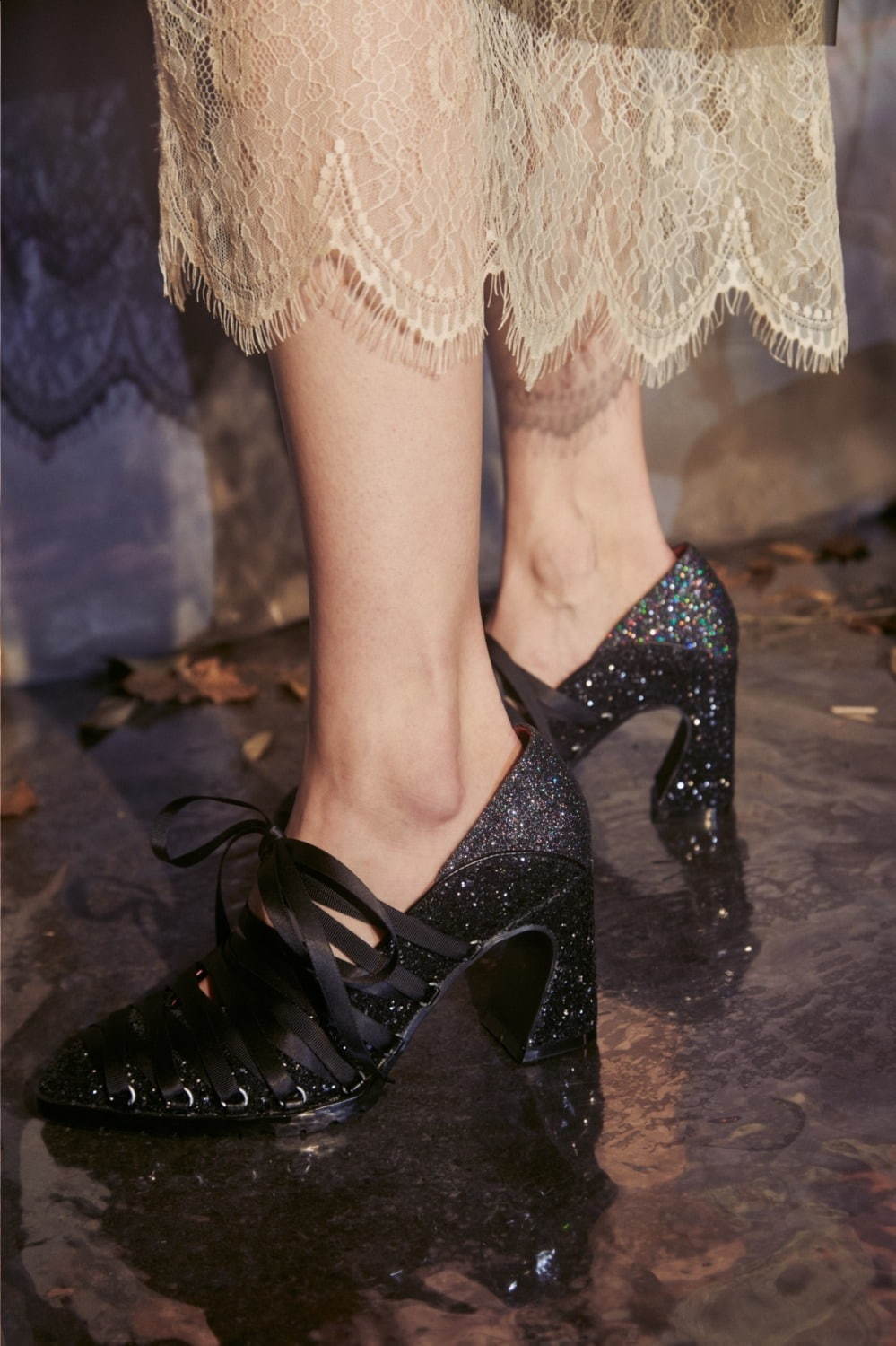 パメオポーズ、バレエ“トゥーシューズ”着想のレースアップパンプス