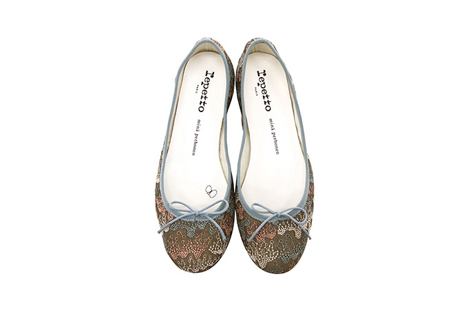 ミナ ペルホネン×レペット、コラボで限定バレリーナシューズ「サンド