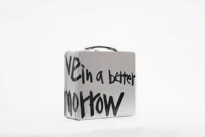 コム デ ギャルソンの青山店限定“ブリキ”のメッセージ トランク