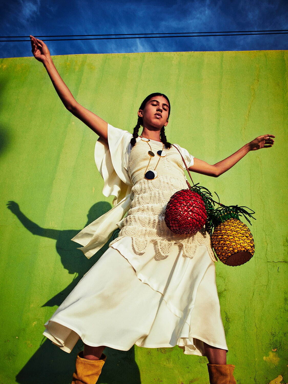 ロエベ“カラフルなオウム”や“海の生き物”プリントの新作ウェア＆バッグ