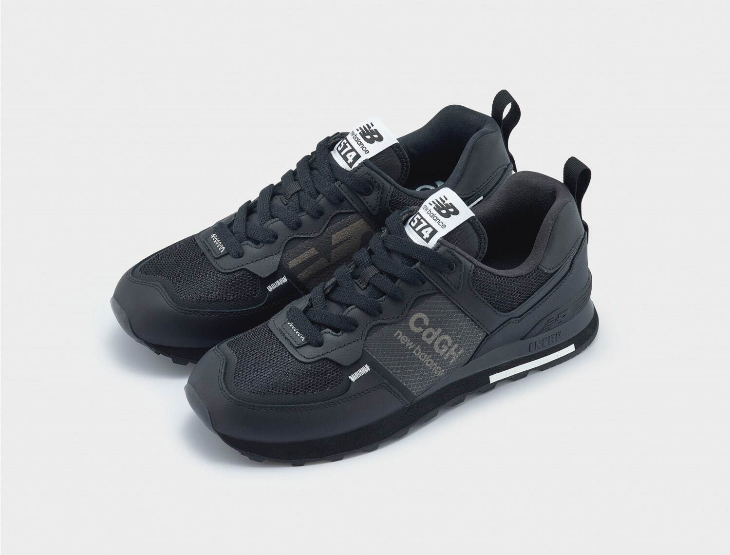 コム デ ギャルソン・オム×ニューバランスのスニーカー、オール