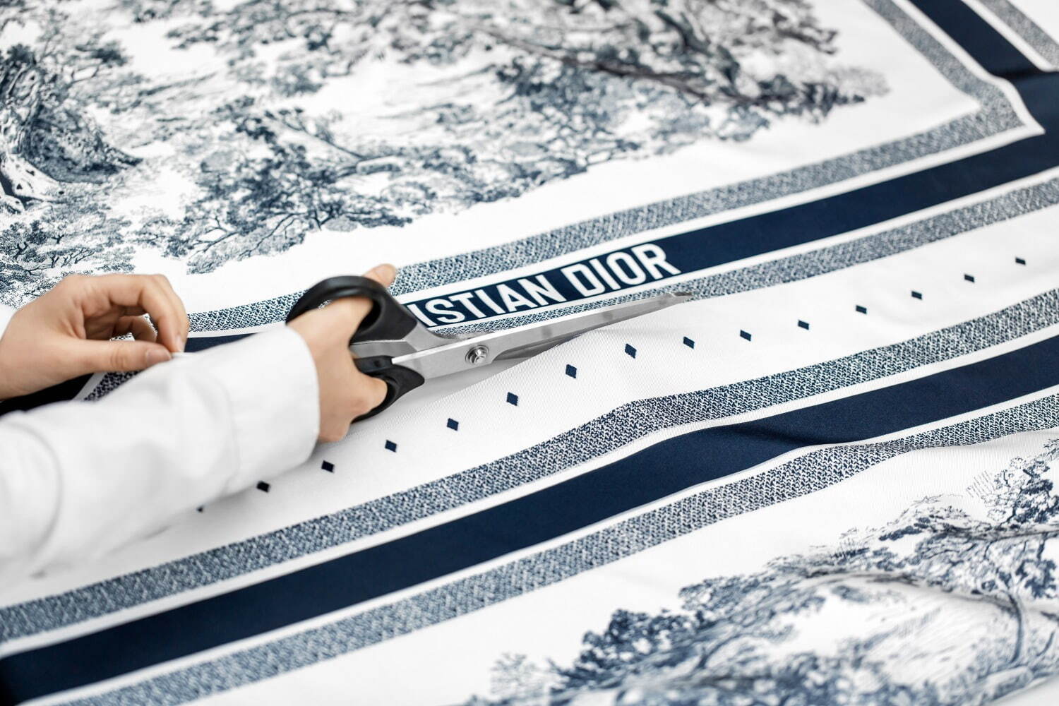 ディオール“花々や星座”を描く新作シルクスカーフ、「トワル ドゥ