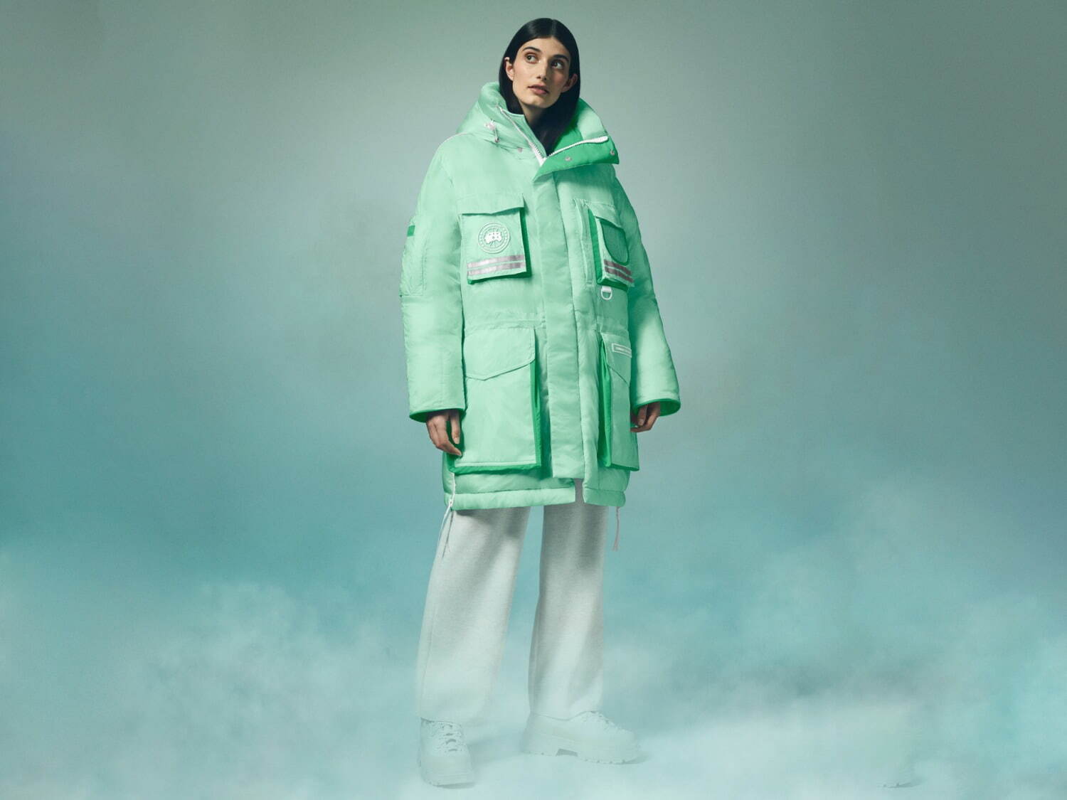 カナダグース“氷河”着想のジュエルカラーアウター、アイスブルーの