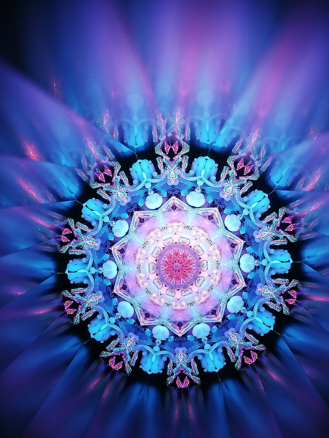 東海最大規模の万華鏡展「ザ万華鏡」名古屋栄三越で、LEDライトを使っ