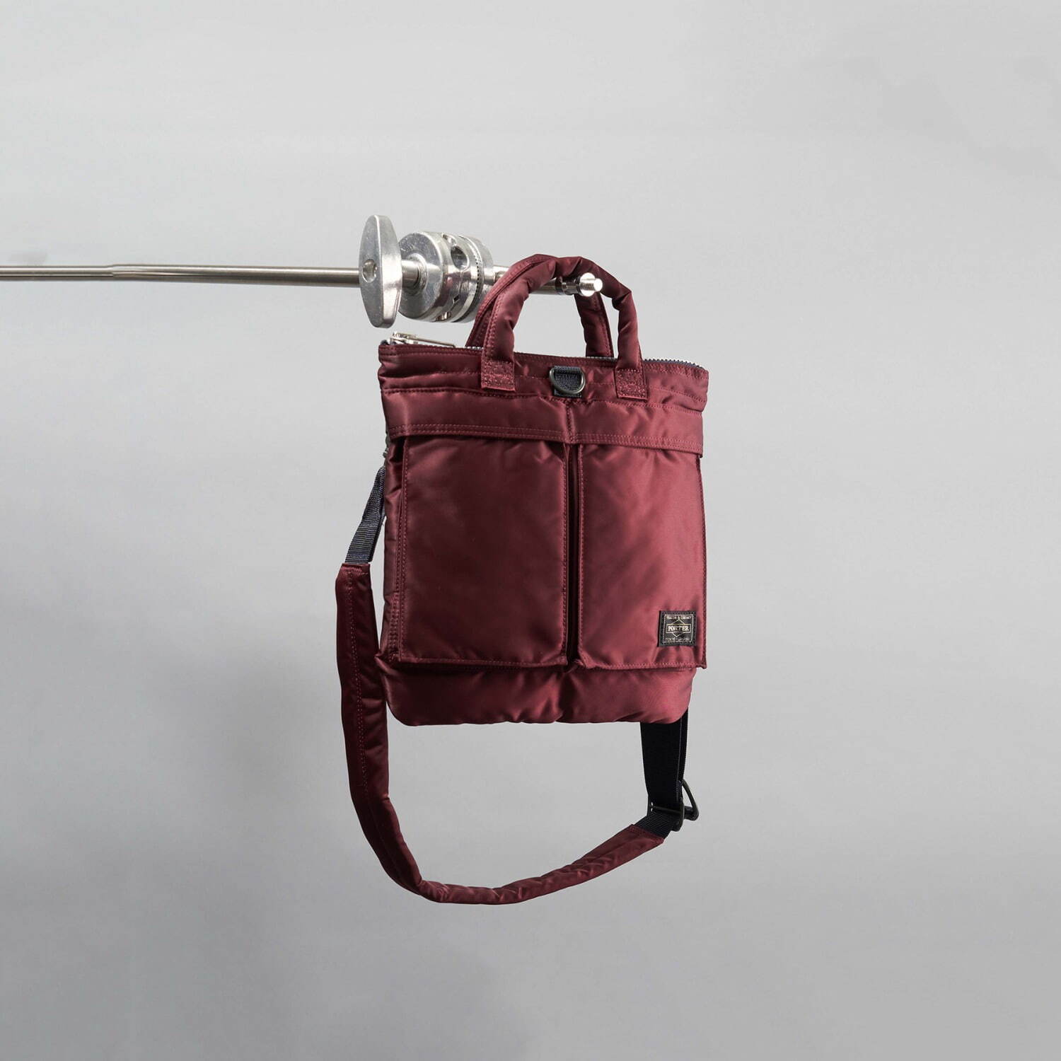 ポーター エクスチェンジのバッグ「ピーエックス タンカー」に赤と茶を