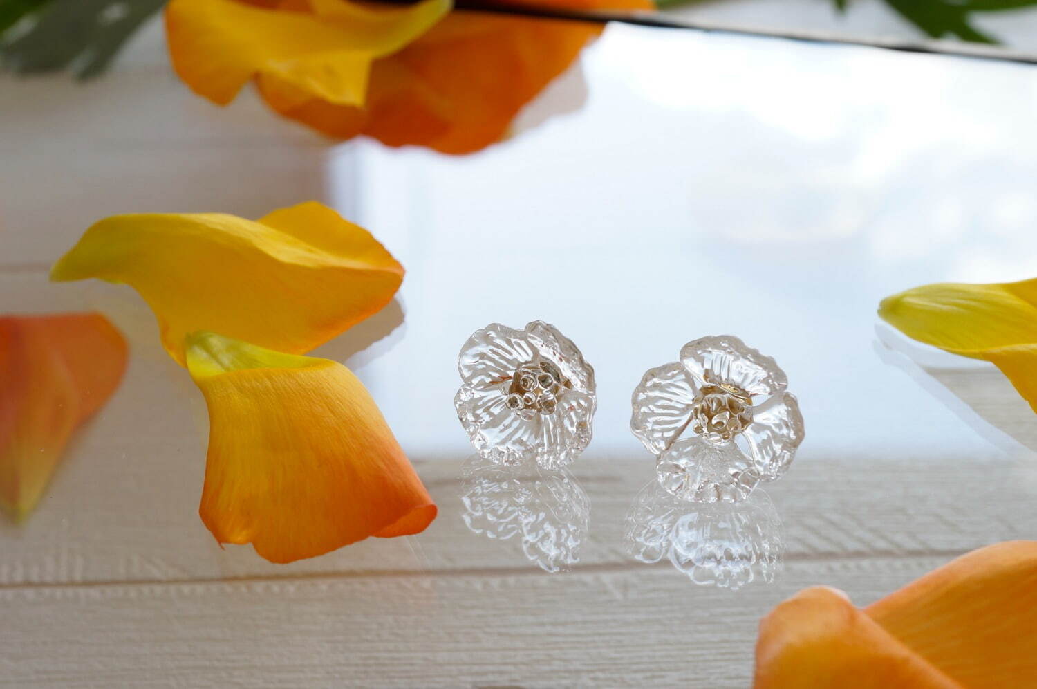 ガラスメーカー「ハリオ」が作る“春の花”モチーフのガラスピアス、可憐