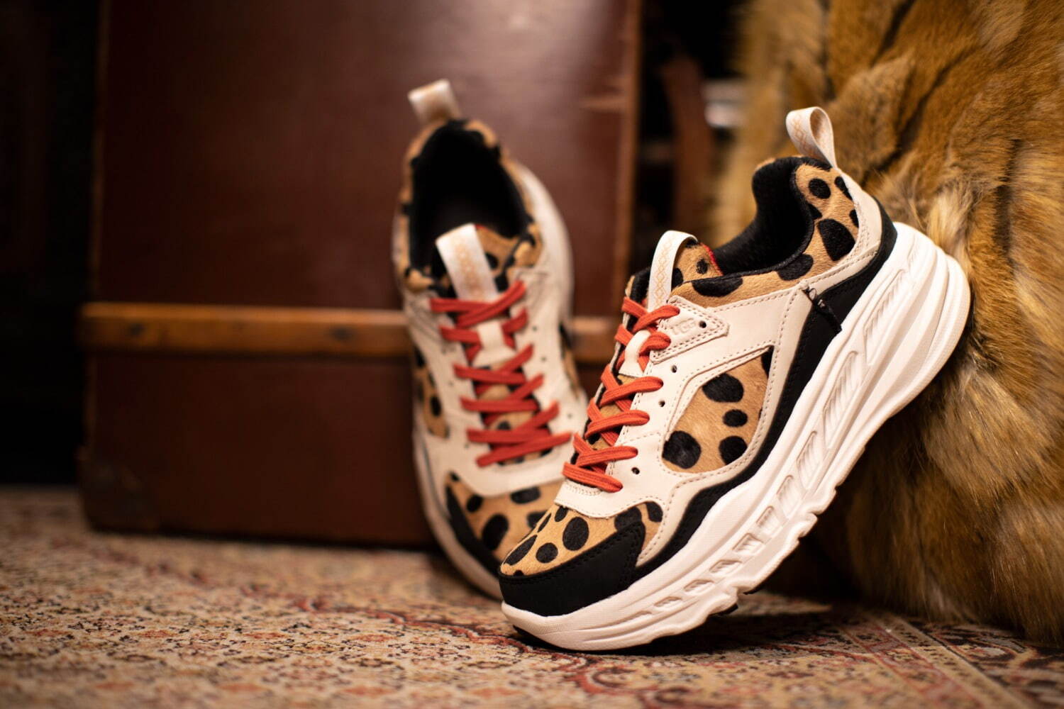 UGG×アトモス“チーター柄”の新作スニーカー、高級感のあるハラコ素材