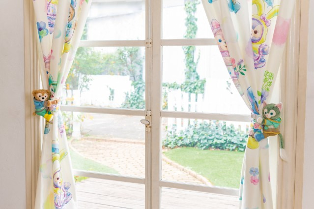 ダッフィー＆フレンズ“レインウェア姿”のぬいぐるみや限定メニューなど