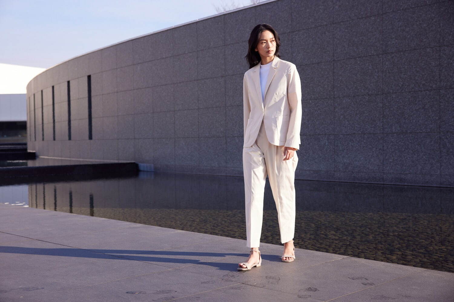 ユニクロ × セオリー22年春夏ウィメンズ、速乾・伸縮・超軽量の「感動