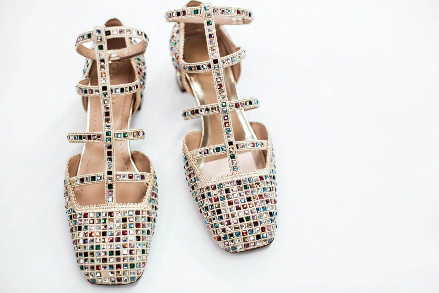 ディオール新作“カラフル”ラインストーンが輝くバレエシューズ