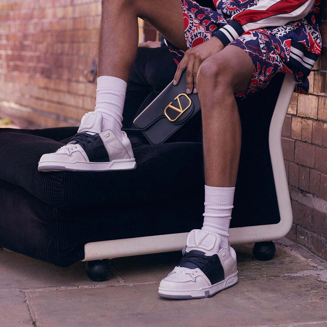 ヴァレンティノ新作スニーカー「オープン スケート」立体的なVロゴ