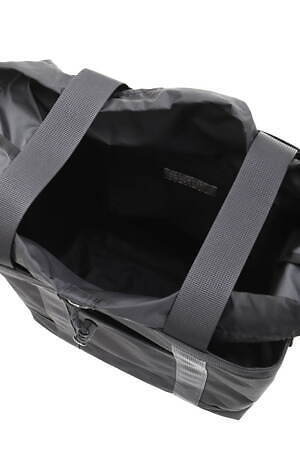 ポーター×マーガレット・ハウエルの2WAYバッグ、構築的シルエットの