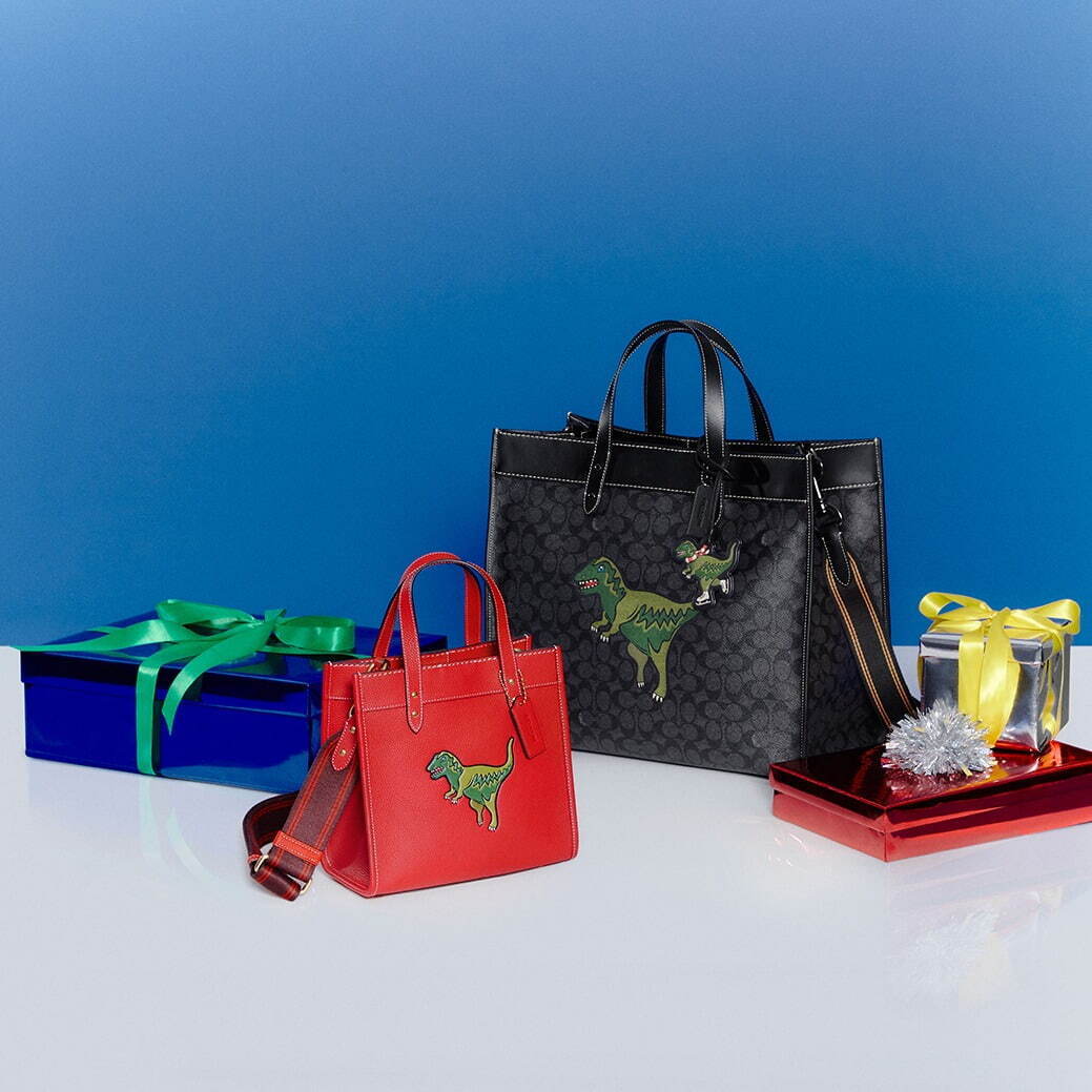 コーチ22年クリスマス“恐竜”「レキシー」のトートバッグやカードケース