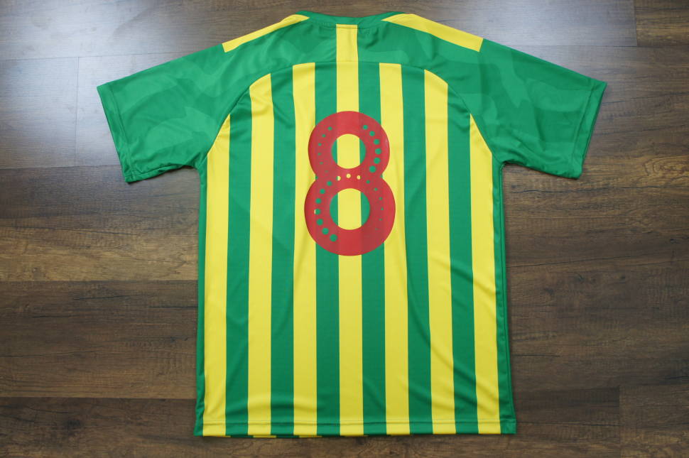 ウェスト・ブロムウィッチ・アルビオンのシャツに似たフットサルチーム