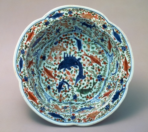 重要美術品］五彩魚藻文面盆 | 景徳鎮窯 | 収蔵品詳細 | 作品を知る