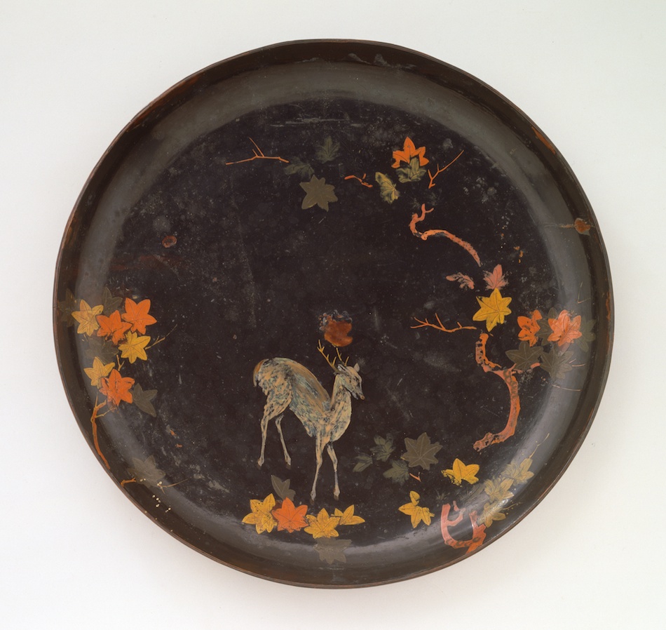 紅葉に鹿漆絵丸盆 | | 収蔵品詳細 | 作品を知る | 東京富士美術館