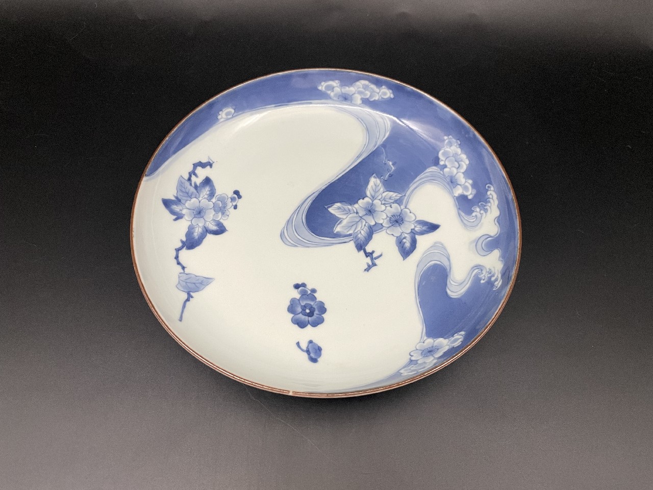 ギャラリー安原 / ご売約 藍柿右衛門 桜流水文中皿