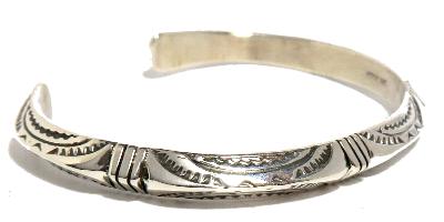 インディアンジュエリー ナバホ族バングル トライアングル型 シルバー