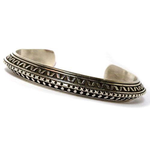 ナバホ族のバングルになります。 ARROW NOVELTY ナバホ族 ヴィンテージ