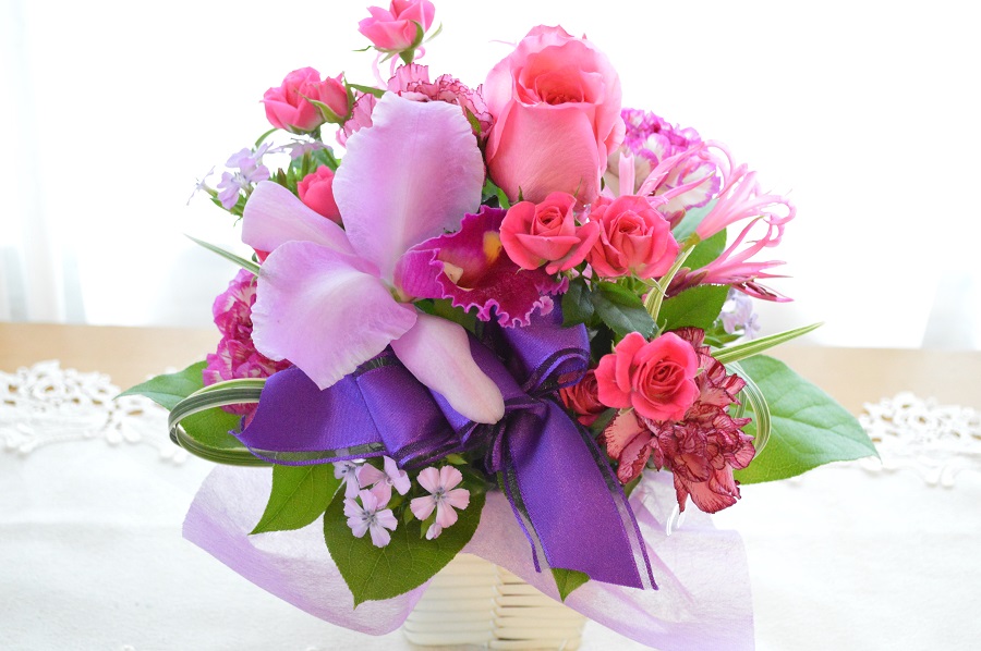 プチ贅沢なアレンジ LoveSense （カトレア（またはミニ胡蝶蘭）とバラ