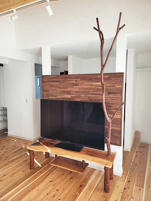 栃木県鹿沼市へお届け｜一枚板テーブルと皮付き丸太使用の一枚板テレビ