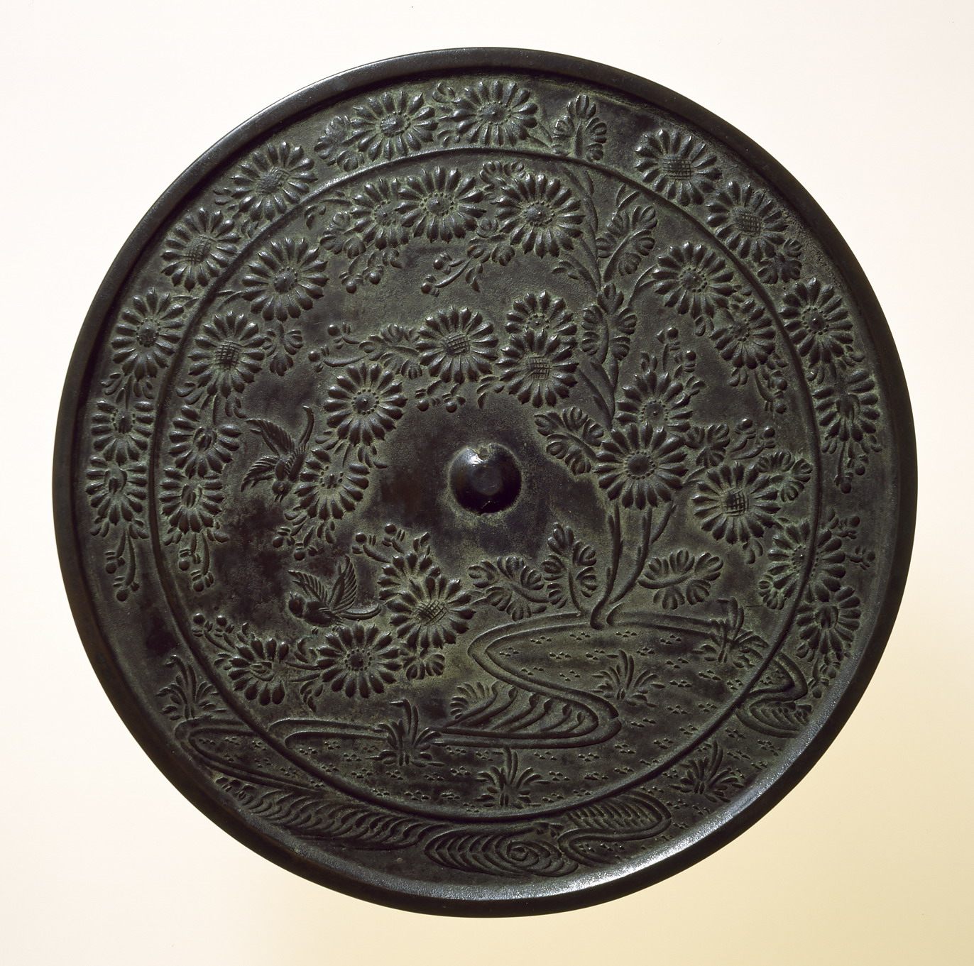 菊枝文双雀鏡 - 名品紹介 - 京都国立博物館