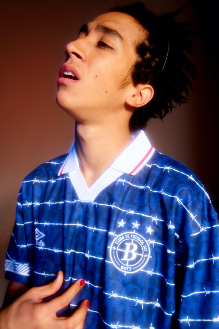 フットボールを日常でも。ボット×アンブロのコラボコクションが