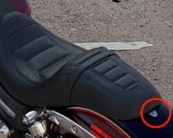 ダイナのシートの交換方法 - ハーレーカスタムガイド