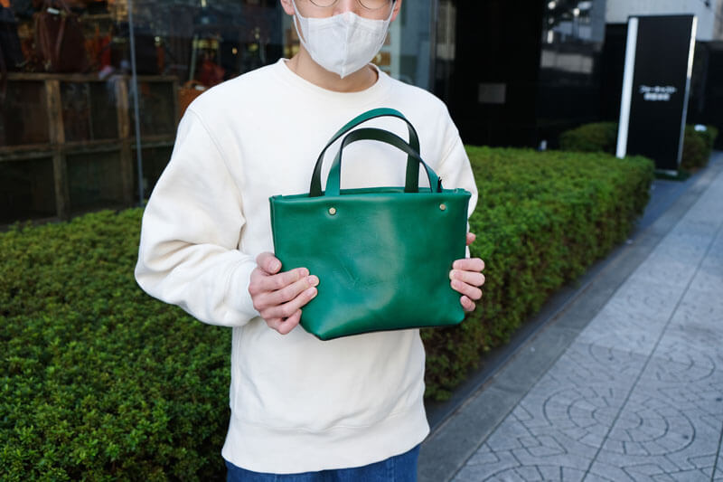 冬の限定色「ボトルグリーン」大阪店ラインナップ｜革鞄・革小物のHERZ