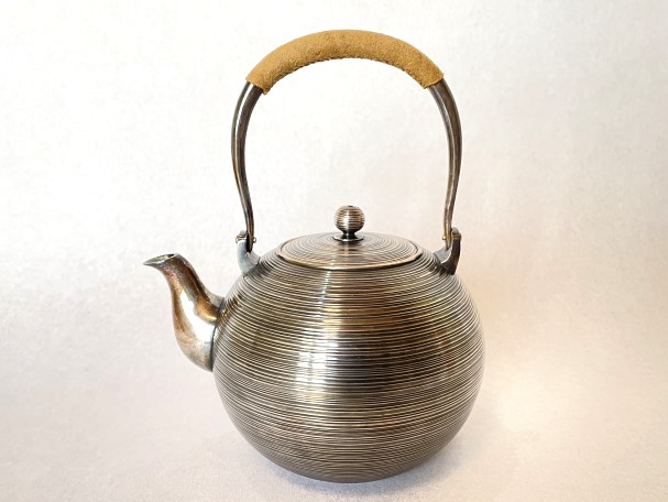 愛知県名古屋市にて一鶴斎「純銀筋湯沸」を買取いたしました | 骨董品