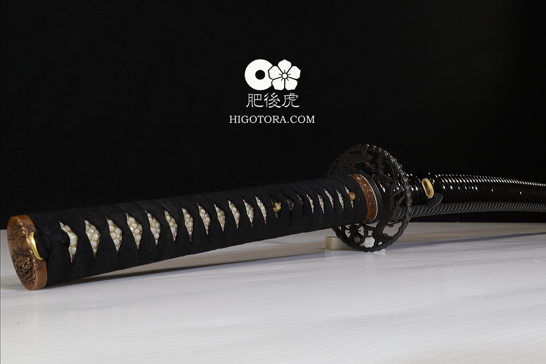 れお、模造刀真剣拵え 鞘.黒呂離れ千段、本朴木鮫牛革巻き、鉄鍔.鉄縁