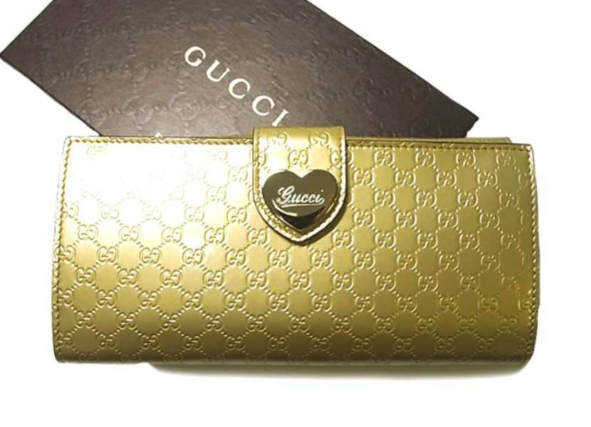 グッチ マイクログッチシマシャイニーレザー二つ折長財布（ゴールド