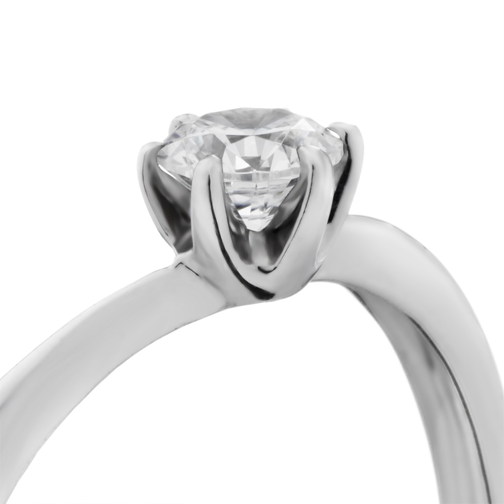 婚約指輪-指先を細く長く魅せてくれるスリムなV字ソリティアリング