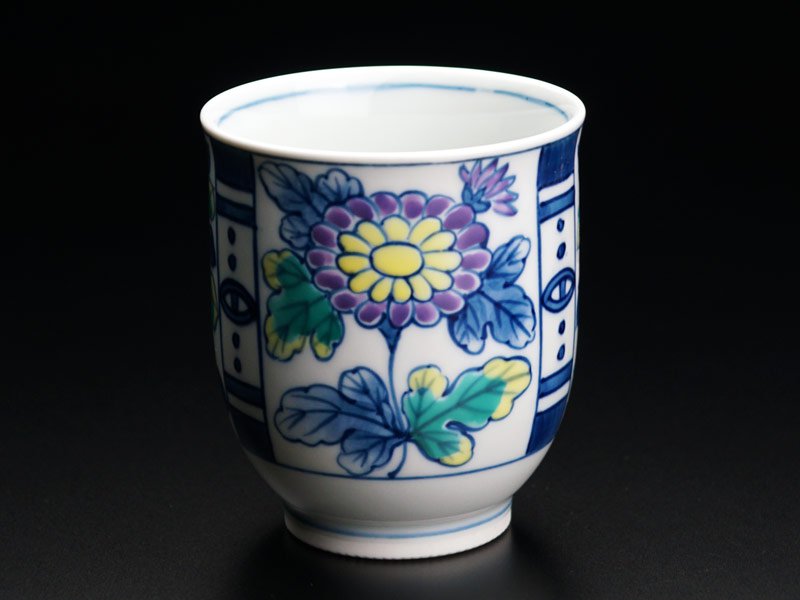 色鮮やかな染錦で菊牡丹が描かれた有田焼湯呑み 菊牡丹図 - JTOPIA