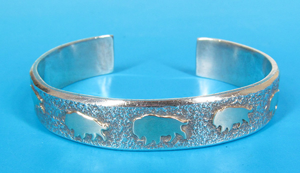 スー族 ラコタ族 Paul Szabo バングル バッファロー柄が入荷 | 古着