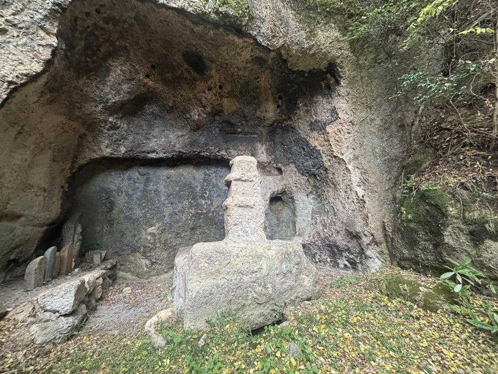 南河内郡太子町】日本で唯一の大陸風石窟寺院跡が二上山中腹に！岩屋と