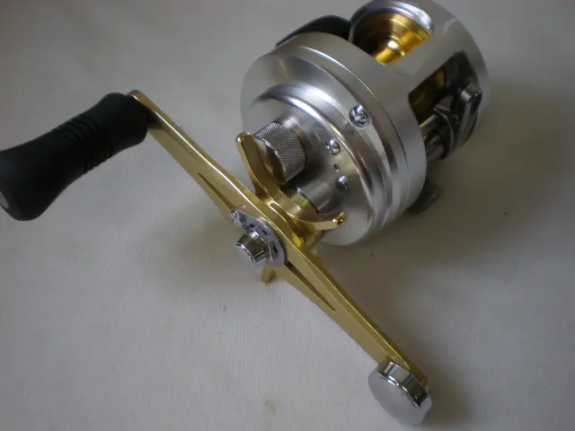 カルカッタ300F（右） - 26,200円 : 海釣り、船釣り専門店の沖三昧