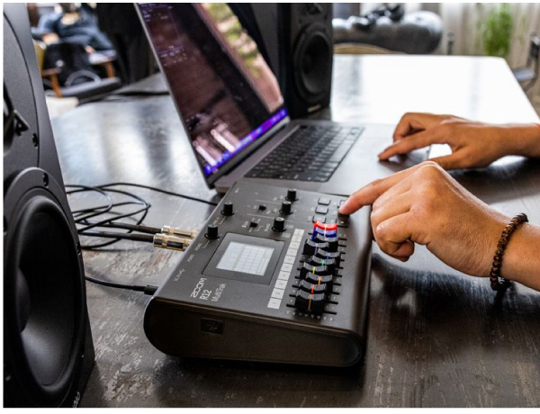 ZOOMのマルチトラックレコーダー、R12 MultiTrakのご紹介です。