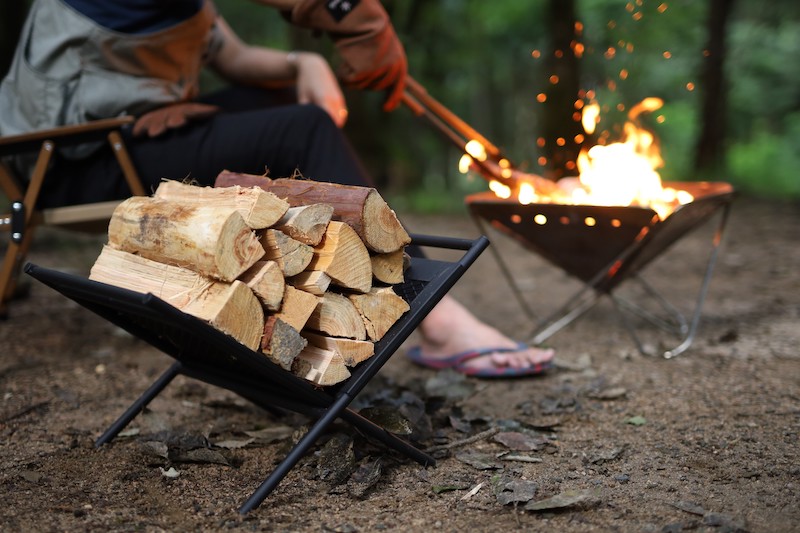 QUICKCAMP×ONOE】コラボ第4弾！無骨で堅牢な薪ラックが新登場。他