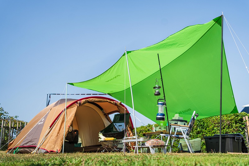 タープとテントを繋いでサイトに一体感を！仲間と焚き火を見ながら酒を