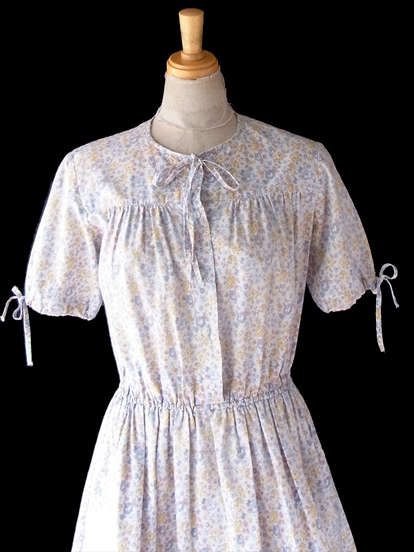 送料無料】60年代フランス製 淡いブルー X 小花柄 リボン ポケット付き