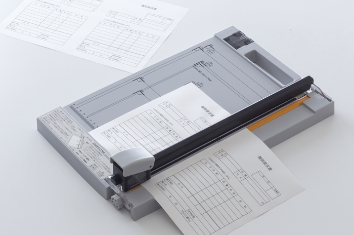 紙押えが90度開く！8角形の回転式カッターマットで切れ味長持ち