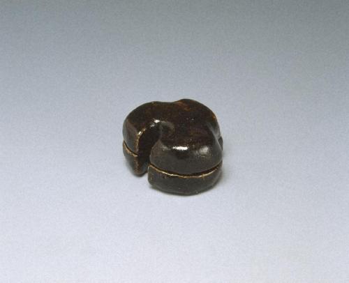 偕楽園焼 黒楽古形洲浜香合 | 和歌山ミュージアムコレクション