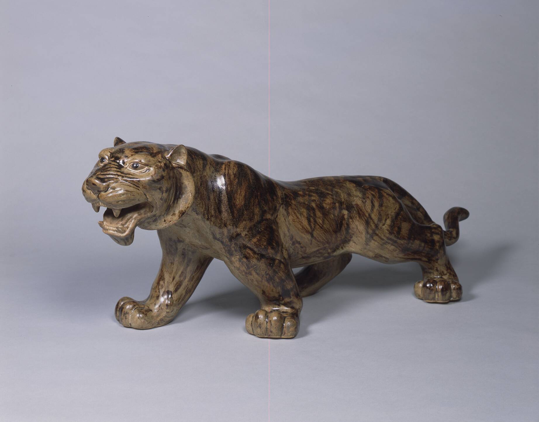 灰釉虎置物 – 兵庫陶芸美術館 収蔵品データベース