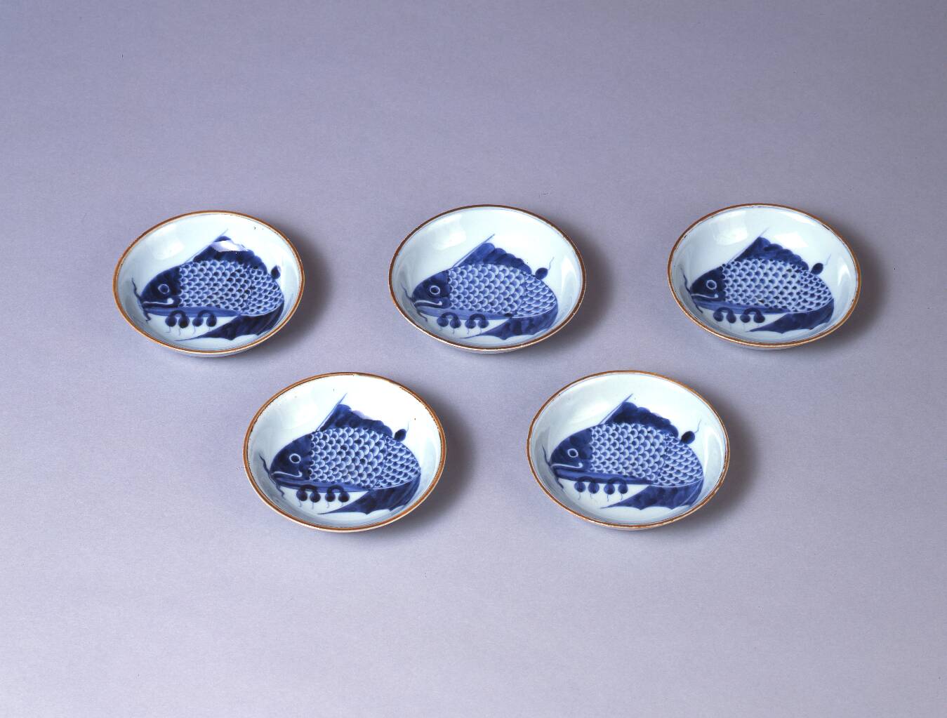 染付鯉文皿（5客） – 兵庫陶芸美術館 収蔵品データベース